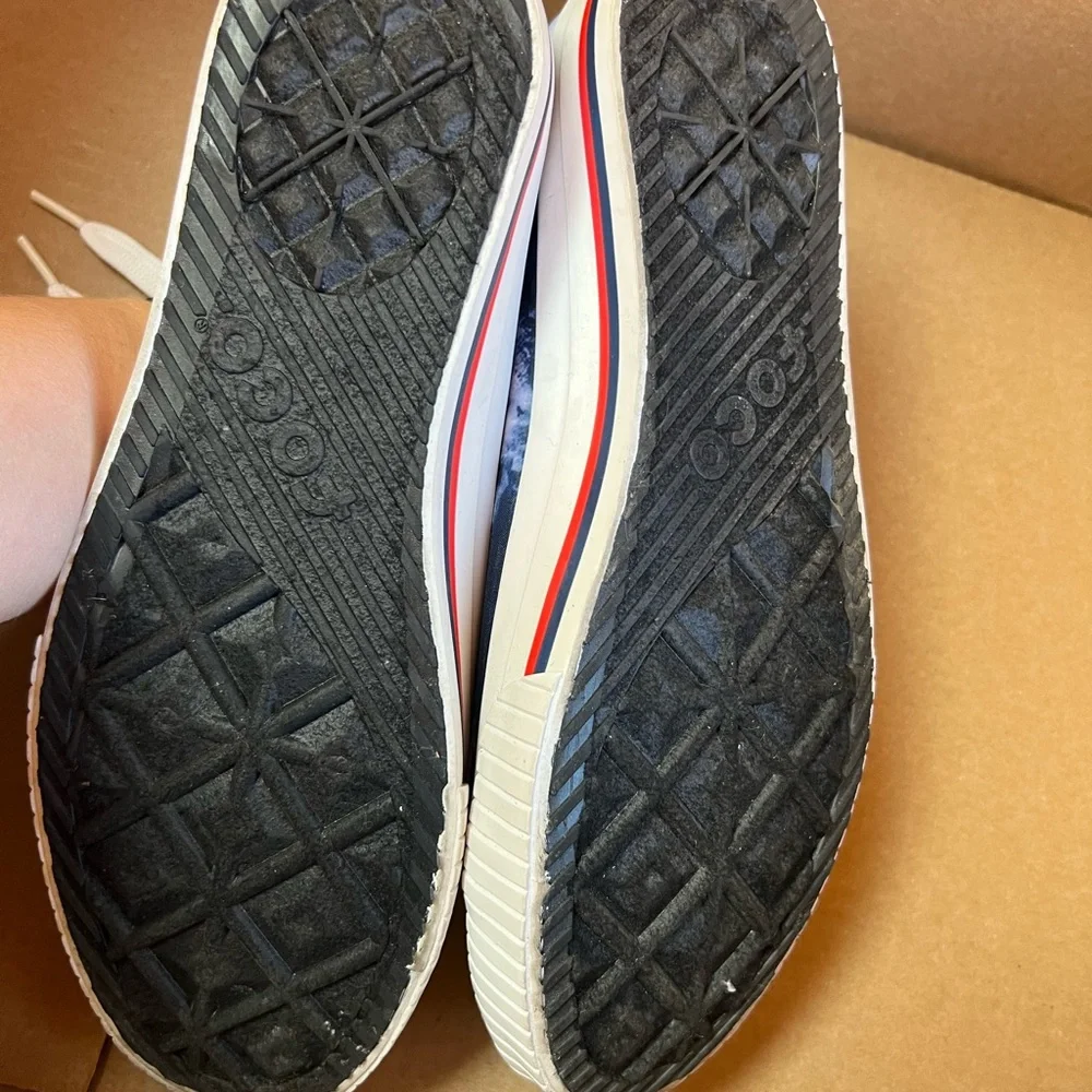 Size 9 Women’s New England Patriots Sneakers - Picture 5 of 6